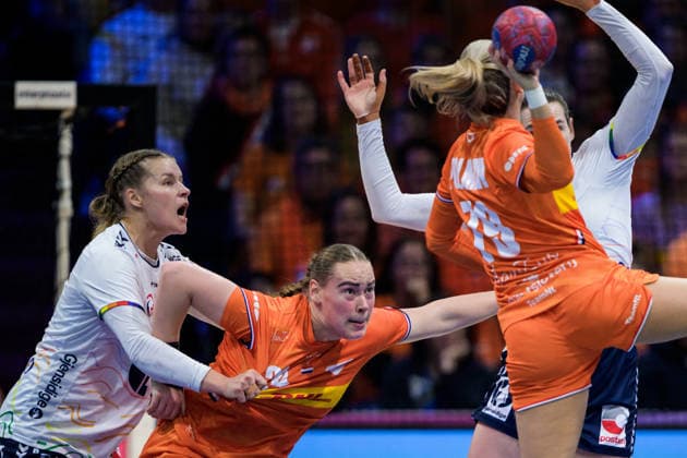 251212 Maren Nyland Aardahl of Norway and RomÃ e Maarschalkerweerd of Netherlands during the IHF Women™s World Championship semifinal between Netherlands and Norway on December 12, 2025 in Rotterdam Photo Joel Marklund BILDBYRAN kod JM JM0756 bbeng handball handboll handball vm handball vm handbolls vm ihf handball world championship world handball championship 2025 world championship 2025 semifinal semifinals nederländerna norway norge netherlands dam  Copyright: JOELxMARKLUND BB251212JM102