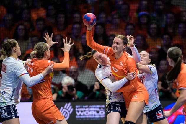 251212 Kelly Dulfer of Netherlands during the IHF Women™s World Championship semifinal between Netherlands and Norway on December 12, 2025 in Rotterdam Photo Joel Marklund BILDBYRAN kod JM JM0756 bbeng handball handball handball vm handball vm handbolls vm ihf handball world championship world handball championship 2025 world championship 2025 semifinal semifinals nederländerna norway norge netherlands dam  Copyright: JOELxMARKLUND BB251212JM104