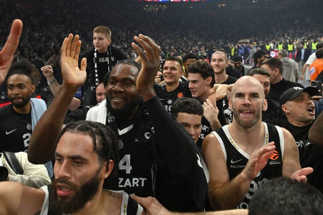 PARTIZAN vs CRVENA ZVEZDA CELEBRATION basketball Partizan vs Crvena zvezda during Euroleague matrch at Beogradska arena, Belgrade 12.12.2025 Foto: BASKETBALL, EUROLEAGUE, PARTIZAN, CRVENA ZVEZDA Belgrade Belgrade arena Serbia Copyright: xMarkoxMetlas xMNxPressx