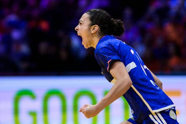 251212 Nina Dury of France celebrates during the IHF Women s World Championship semifinal between France and Germany on December 12, 2025 in Rotterdam Photo Joel Marklund BILDBYRAN kod JM JM0755 bbeng handball handball handball vm handball vm handbolls vm ihf handball world championship world handball championship 2025 world championship 2025 semifinal semifinals france germany france germany dam jubel  Copyright: JOELxMARKLUND BB251212JM106