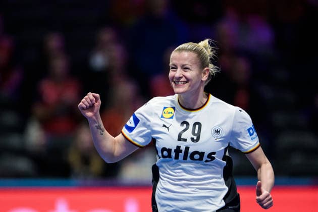 251212 Antje Döll of Germany celebrates during the IHF Women s World Championship semifinal between France and Germany on December 12, 2025 in Rotterdam Photo Joel Marklund BILDBYRAN kod JM JM0755 bbeng handball handball handball vm handball vm handbolls vm ihf handball world championship world handball championship 2025 world championship 2025 semifinal semifinals france germany france women jubel  Copyright: JOELxMARKLUND BB251212JM108