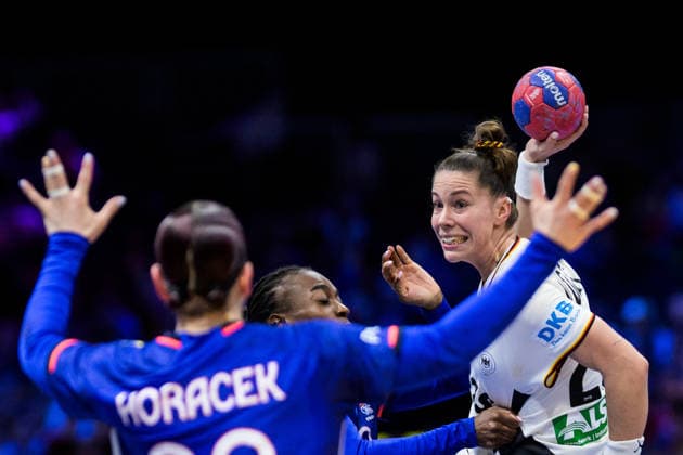 251212 Emily Vogel of Germany during the IHF Women s World Championship semifinal between France and Germany on December 12, 2025 in Rotterdam Photo Joel Marklund BILDBYRAN kod JM JM0755 bbeng handball handball handball vm handball vm handbolls vm ihf handball world championship world handball championship 2025 world championship 2025 semifinal semifinals france germany france women  Copyright: JOELxMARKLUND BB251212JM110