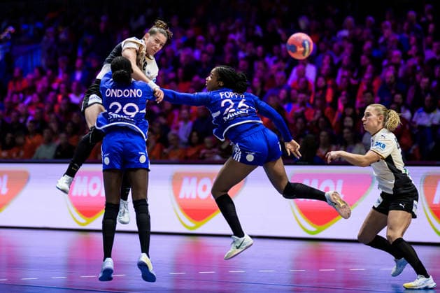 251212 Emily Vogel of Germany shoots past Onacia Ondono and Pauletta Foppa of France during the IHF Women s World Championship semifinal between France and Germany on December 12, 2025 in Rotterdam Photo Joel Marklund BILDBYRAN kod JM JM0755 bbeng handball handboll handball vm handball vm handbolls vm ihf handball world championship world handball championship 2025 world championship 2025 semifinal semifinals frankrike tyskland france germany dam  Copyright: JOELxMARKLUND BB251212JM111