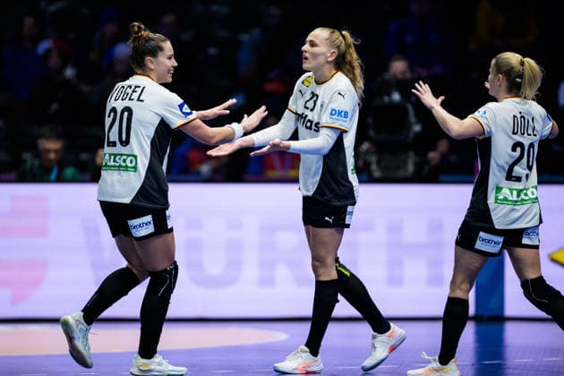251212 Emily Vogel, Annika Lott and Antje Döll of Germany celebrate during the IHF Women s World Championship semifinal between France and Germany on December 12, 2025 in Rotterdam Photo Joel Marklund BILDBYRAN kod JM JM0755 bbeng handball handball handball vm handball vm handbolls vm ihf handball world championship world handball championship 2025 world championship 2025 semifinal semifinals france germany france germany dam jubel  Copyright: JOELxMARKLUND BB251212JM114