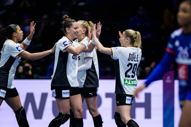 251212 AimÃ e von Pereira, Emily Vogel and Antje Döll of Germany celebrate during the IHF Women s World Championship semifinal between France and Germany on December 12, 2025 in Rotterdam Photo Joel Marklund BILDBYRAN kod JM JM0755 bbeng handball handboll handball vm handball vm handbolls vm ihf handball world championship world handball championship 2025 world championship 2025 semifinal semifinals france germany france germany dam jubel  Copyright: JOELxMARKLUND BB251212JM115