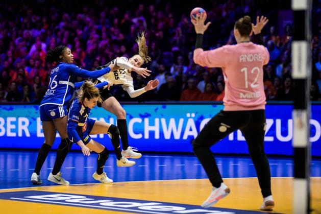 251212 Pauletta Foppa, Lucie Granier and goalkeeper Floriane Andre of France are being challenged by Annika Lott of Germany during the IHF Women s World Championship semifinal between France and Germany on December 12, 2025 in Rotterdam Photo Joel Marklund BILDBYRAN kod JM JM0755 bbeng handball handboll handball vm handball vm handbolls vm ihf handball world championship world handball championship 2025 world championship 2025 semifinal semifinals frankrike tyskland france germany dam  Copyright: JOELxMARKLUND BB251212JM118