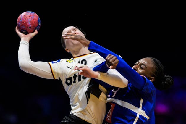 251212 Nieke Kuhne of Germany and Onacia Ondono of France during the IHF Women s World Championship semifinal between France and Germany on December 12, 2025 in Rotterdam Photo Joel Marklund BILDBYRAN kod JM JM0755 bbeng handball handboll handball vm handball vm handbolls vm ihf handball world championship world handball championship 2025 world championship 2025 semifinal semifinals frankrike tyskland france germany dam  Copyright: JOELxMARKLUND BB251212JM119