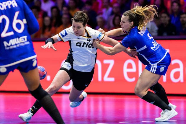 251212 Alina Grijseels of Germany and Clarisse Mairot of France during the IHF Women s World Championship semifinal between France and Germany on December 12, 2025 in Rotterdam Photo Joel Marklund BILDBYRAN kod JM JM0755 bbeng handball handboll handball vm handball vm handbolls vm ihf handball world championship world handball championship 2025 world championship 2025 semifinal semifinals frankrike tyskland france germany dam  Copyright: JOELxMARKLUND BB251212JM123