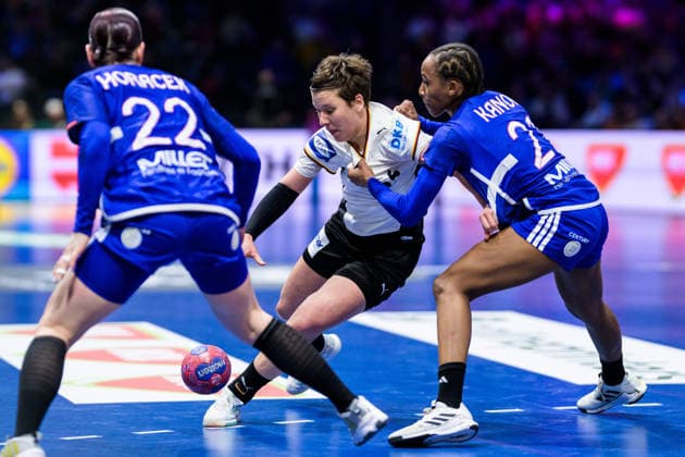 251212 Tamara Horacek and Orlane Kanor of France are being challenged by Alina Grijseels of Germany during the IHF Women s World Championship semifinal between France and Germany on December 12, 2025 in Rotterdam Photo Joel Marklund BILDBYRAN kod JM JM0755 bbeng handball handboll handball vm handball vm handbolls vm ihf handball world championship world handball championship 2025 world championship 2025 semifinal semifinals frankrike tyskland france germany dam  Copyright: JOELxMARKLUND BB251212JM124