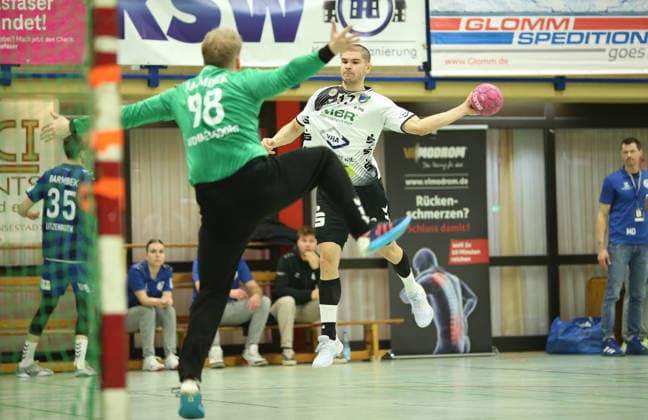 Handball, Season 2025 2026, 3 League, Season North East, Men HG Hamburg Barmbek EHV Aue Henri Wommelsdorf Barmbek, l is powerless with the throw from Sergi Ala I Sanchez Wandsbek Hamburg