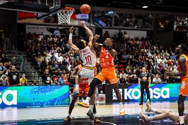GER, easy Credit Basketball Bundesliga, Niners Chemnitz Fitness First Würzburg Baskets 12 12 2025, Messe, Chemnitz, GER, easy Credit Basketball Bundesliga, Niners Chemnitz Fitness First Würzburg Baskets Corey Davis Jr Niners Chemnitz, 5 , Davion Mintz Fitness First Würzburg Baskets 10 Foto Alexander Trienitz Chemnitz Messe Sachsen Germany