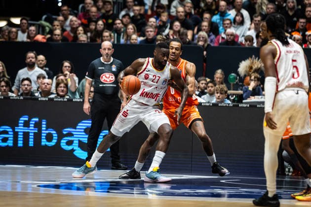 GER, easy Credit Basketball Bundesliga, Niners Chemnitz Fitness First Würzburg Baskets 12 12 2025, Messe, Chemnitz, GER, easy Credit Basketball Bundesliga, Niners Chemnitz Fitness First Würzburg Baskets Eddy Edigin Jr Fitness First Würzburg Baskets 27 , Kevin Yebo Niners Chemnitz, 0 Foto Alexander Trienitz Chemnitz Messe Sachsen Germany
