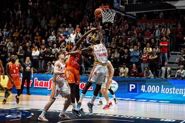 GER, easy Credit Basketball Bundesliga, Niners Chemnitz Fitness First Würzburg Baskets 12 12 2025, Messe, Chemnitz, GER, easy Credit Basketball Bundesliga, Niners Chemnitz Fitness First Würzburg Baskets Eddy Edigin Jr Fitness First Würzburg Baskets 27 , Amadou Sow Niners Chemnitz, 12 Foto Alexander Trienitz Chemnitz Messe Sachsen Germany