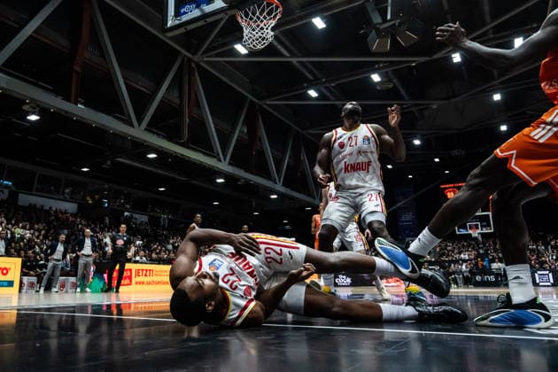 GER, easy Credit Basketball Bundesliga, Niners Chemnitz Fitness First Würzburg Baskets 12 12 2025, Messe, Chemnitz, GER, easy Credit Basketball Bundesliga, Niners Chemnitz Fitness First Würzburg Baskets Johnathan Stove Fitness First Würzburg Baskets 22 on the ground Photo Alexander Trienitz Chemnitz Messe Sachsen Germany
