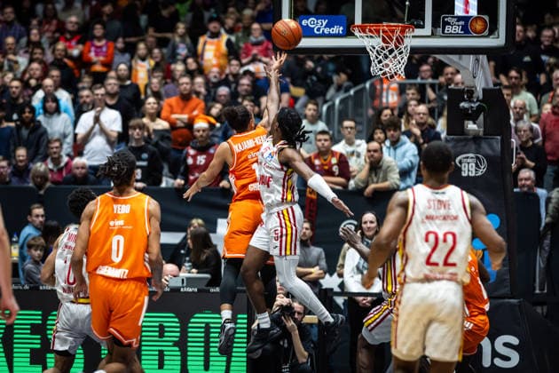 GER, easy Credit Basketball Bundesliga, Niners Chemnitz Fitness First Würzburg Baskets 12 12 2025, Messe, Chemnitz, GER, easy Credit Basketball Bundesliga, Niners Chemnitz Fitness First Würzburg Baskets Kaza Kajami Keane Niners Chemnitz, 10 , Marcus Carr Fitness First Würzburg Baskets 5 Foto Alexander Trienitz Chemnitz Messe Sachsen Germany