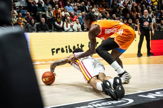 GER, easy Credit Basketball Bundesliga, Niners Chemnitz Fitness First Würzburg Baskets 12 12 2025, Messe, Chemnitz, GER, easy Credit Basketball Bundesliga, Niners Chemnitz Fitness First Würzburg Baskets David Muenkat Fitness First Würzburg Baskets 55 in duel with Ty Brewer Niners Chemnitz, 15 Photo Alexander Trienitz Chemnitz Messe Sachsen Germany