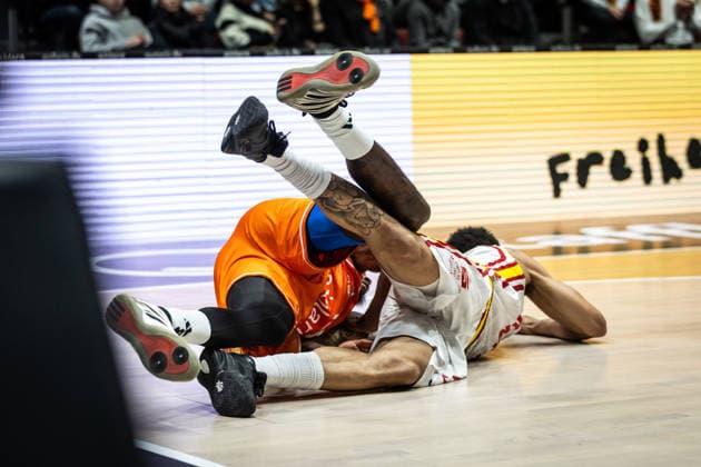 GER, easy Credit Basketball Bundesliga, Niners Chemnitz Fitness First Würzburg Baskets 12 12 2025, Messe, Chemnitz, GER, easy Credit Basketball Bundesliga, Niners Chemnitz Fitness First Würzburg Baskets David Muenkat Fitness First Würzburg Baskets 55 in duel with Ty Brewer Niners Chemnitz, 15 Photo Alexander Trienitz Chemnitz Messe Sachsen Germany