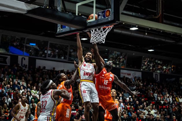 GER, easy Credit Basketball Bundesliga, Niners Chemnitz Fitness First Würzburg Baskets 12 12 2025, Messe, Chemnitz, GER, easy Credit Basketball Bundesliga, Niners Chemnitz Fitness First Würzburg Baskets Davion Mintz Fitness First Würzburg Baskets 10 , Amadou Sow Niners Chemnitz, 12 Foto Alexander Trienitz Chemnitz Messe Sachsen Germany