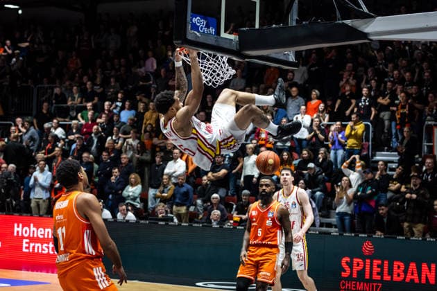 GER, easy Credit Basketball Bundesliga, Niners Chemnitz Fitness First Würzburg Baskets 12 12 2025, Messe, Chemnitz, GER, easy Credit Basketball Bundesliga, Niners Chemnitz Fitness First Würzburg Baskets David Muenkat Fitness First Würzburg Baskets 55 at a dunk Photo Alexander Trienitz Chemnitz Messe Sachsen Germany