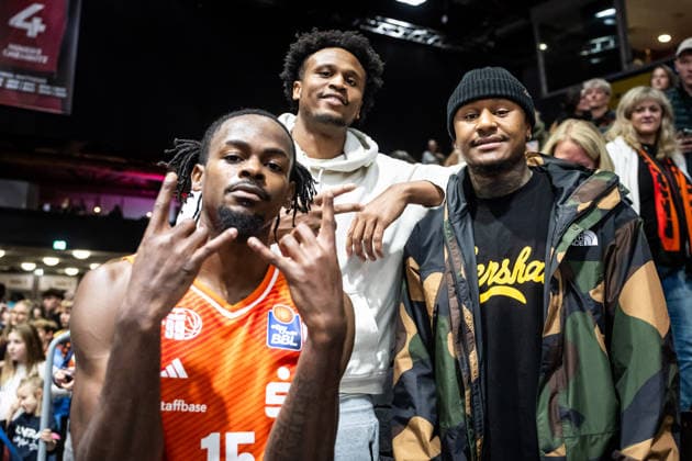 GER, easy Credit Basketball Bundesliga, Niners Chemnitz Fitness First Würzburg Baskets 12 12 2025, Messe, Chemnitz, GER, easy Credit Basketball Bundesliga, Niners Chemnitz Fitness First Würzburg Baskets Ty Brewer Niners Chemnitz, 15 with former teammates Stephon Jelks Syntainics MBC, 30 and Charles Callison Syntainics MBC, 23 Photo Alexander Trienitz Chemnitz Messe Sachsen Germany