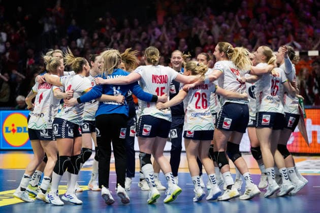 Women s Handball World Championship 2025 Netherlands Norway Rotterdam, Netherlands 20251212 The handball girls cheer after the semi final of the Women s Handball World Championship between the Netherlands and Norway in Ahoy Arena Photo Beate Oma Dahle NTB Rotterdam Netherlands EDITORIAL USE ONLY RESTRICTED USE FOR BETTING COMPANIES  Copyright: xBeatexOmaxDahlex xNTBx