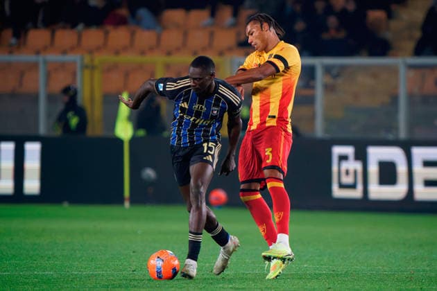 Idrissa Toure of Pisa in action against Corrie Ndaba of US Lecce during US Lecce vs Pisa SC, Italian soccer Serie A match in Lecce, Italy, December 12 2025  Copyright: xEmmanuelexMastrodonato IPAxSportx xipa-agency.netx xx IPA_69084635 IPA_Agency_IPA69084635