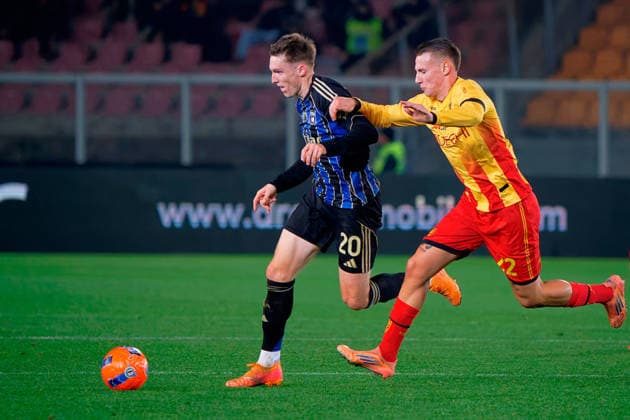 CALCIO - Serie A - US Lecce vs Pisa SC Michel Aebischer of Pisa in action against Francesco Camarda of US Lecce during US Lecce vs Pisa SC, Italian soccer Serie A match in Lecce, Italy, December 12 2025 Lecce Italy  Copyright: xIPAxSport ABACAx