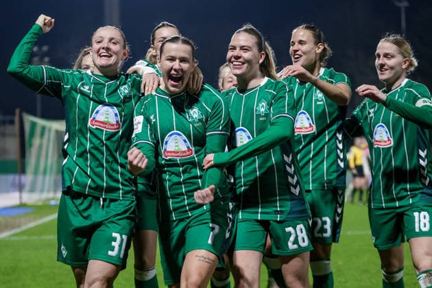 SV Werder Bremen players with goal celebration, cheering, jubilant, optimistic, match scene, highlight, joy over the 1-0 goal, THE DFB REGULATIONS PROHIBIT ANY USE OF PHOTOGRAPHS AS IMAGE SEQUENCES AND OR QUASI VIDEO , 12 12 2025, Bremen Germany , Football, Google Pixel Womens Bundesliga, SV Werder Bremen Bayer 04 Leverkusen xobx