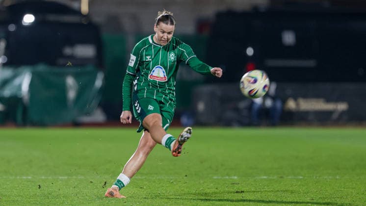 Larissa Mühlhaus SV Werder Bremen, 7 on the ball, cropped, single image, full body, action, action, game scene, THE DFB REGULATIONS PROHIBIT ANY USE OF PHOTOGRAPHS AS IMAGE SEQUENCES AND OR QUASI VIDEO , 12 12 2025, Bremen Germany , Football, Google Pixel Womens Bundesliga, SV Werder Bremen Bayer 04 Leverkusen xobx