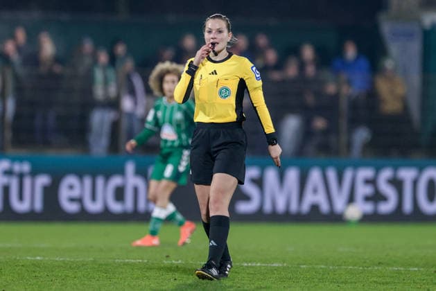 Referee Selina Menzel has the whistle in her mouth, THE DFB REGULATIONS PROHIBIT ANY USE OF PHOTOGRAPHS AS IMAGE SEQUENCES AND OR QUASI VIDEO , 12 12 2025, Bremen Germany , Football, Google Pixel Womens Bundesliga, SV Werder Bremen Bayer 04 Leverkusen xobx
