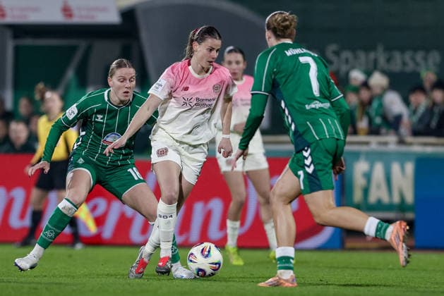 from left Lina Hausicke SV Werder Bremen, 18 , Katharina Piljic Bayer 04 Leverkusen, 6 and Larissa Mühlhaus SV Werder Bremen, 7 in duel, duel, dynamic, action, action, game scene, THE DFB REGULATIONS PROHIBIT ANY USE OF PHOTOGRAPHS AS IMAGE SEQUENCES AND OR QUASI VIDEO , 12 12 2025, Bremen Germany , Football, Google Pixel Womens Bundesliga, SV Werder Bremen Bayer 04 Leverkusen xobx