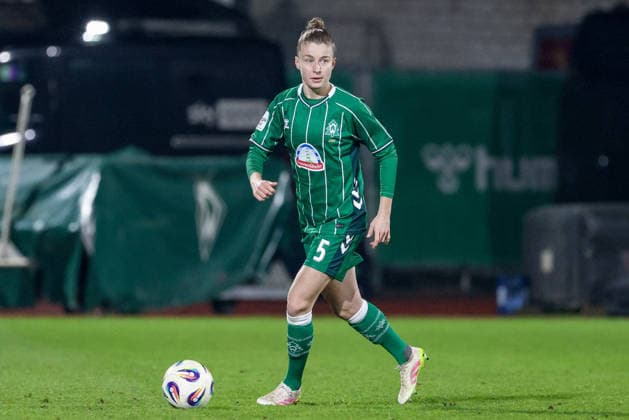 Michelle Ulbrich SV Werder Bremen, 5 on the ball, cropped image, single image, full body, action, action, match scene, THE DFB GUIDELINES PROHIBIT ANY USE OF PHOTOGRAPHS AS IMAGE SEQUENCES AND OR QUASI VIDEO DFB REGULATIONS PROHIBIT ANY USE OF PHOTOGRAPHS AS IMAGE SEQUENCES AND OR QUASI VIDEO , 12 12 2025, Bremen Germany , Soccer, Google Pixel Womens Bundesliga, SV Werder Bremen Bayer 04 Leverkusen xobx