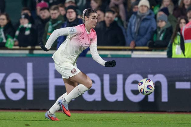 Selina Ostermeier Bayer 04 Leverkusen, 2 on the ball, cropped image, single image, full body, action, action, game scene, THE DFB REGULATIONS PROHIBIT ANY USE OF PHOTOGRAPHS AS IMAGE SEQUENCES AND OR QUASI VIDEO , 12 12 2025, Bremen Germany , Football, Google Pixel Womens Bundesliga, SV Werder Bremen Bayer 04 Leverkusen xobx
