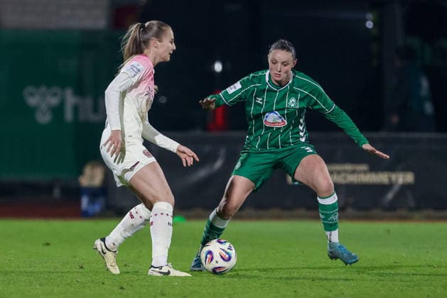 from left Juliette Vidal Bayer 04 Leverkusen, 56 and Verena Wieder SV Werder Bremen, 31 in a duel, dynamic, action, action, game scene, THE DFB REGULATIONS PROHIBIT ANY USE OF PHOTOGRAPHS AS IMAGE SEQUENCES AND OR QUASI VIDEO , 12 12 2025, Bremen Germany , Football, Google Pixel Womens Bundesliga, SV Werder Bremen Bayer 04 Leverkusen xobx