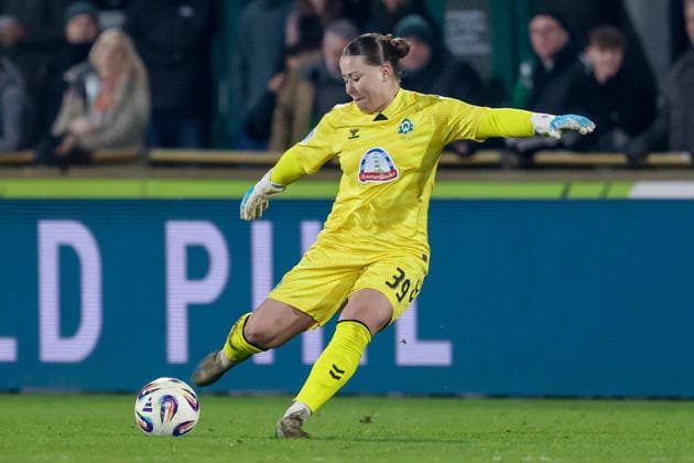 Mariella El Sherif goalkeeper, goalkeeper, SV Werder Bremen, 39 on the ball, cropped image, single image, full body, action, action, game scene, THE DFB REGULATIONS PROHIBIT ANY USE OF PHOTOGRAPHS AS IMAGE SEQUENCES AND OR QUASI VIDEO , 12 12 2025, Bremen Germany , Football, Google Pixel Womens Bundesliga, SV Werder Bremen Bayer 04 Leverkusen xobx