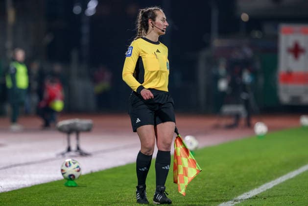 Assistant referee Sabrina Sickl, THE DFB GUIDELINES PROHIBIT ANY USE OF PHOTOGRAPHS AS IMAGE SEQUENCES AND OR QUASI VIDEO DFB REGULATIONS PROHIBIT ANY USE OF PHOTOGRAPHS AS IMAGE SEQUENCES AND OR QUASI VIDEO , 12 12 2025, Bremen Germany , Football, Google Pixel Womens Bundesliga, SV Werder Bremen Bayer 04 Leverkusen xobx