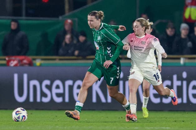from left Larissa Mühlhaus SV Werder Bremen, 7 and Sofie Zdebel Bayer 04 Leverkusen, 16 in a duel, dynamic, action, action, game scene, THE DFB REGULATIONS PROHIBIT ANY USE OF PHOTOGRAPHS AS IMAGE SEQUENCES AND OR QUASI VIDEO , 12 12 2025, Bremen Germany , Football, Google Pixel Womens Bundesliga, SV Werder Bremen Bayer 04 Leverkusen xobx
