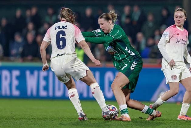 from left Katharina Piljic Bayer 04 Leverkusen, 6 and Larissa Mühlhaus SV Werder Bremen, 7 in duel, duel, dynamics, action, action, game scene, THE DFB REGULATIONS PROHIBIT ANY USE OF PHOTOGRAPHS AS IMAGE SEQUENCES AND OR QUASI VIDEO , 12 12 2025, Bremen Germany , Football, Google Pixel Womens Bundesliga, SV Werder Bremen Bayer 04 Leverkusen xobx