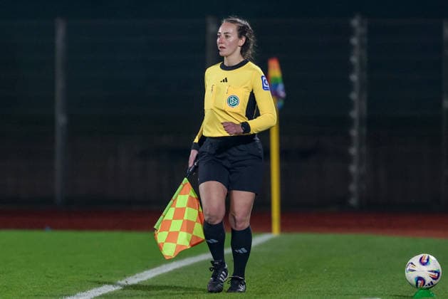 Assistant referee Sabrina Sickl, THE DFB GUIDELINES PROHIBIT ANY USE OF PHOTOGRAPHS AS IMAGE SEQUENCES AND OR QUASI VIDEO DFB REGULATIONS PROHIBIT ANY USE OF PHOTOGRAPHS AS IMAGE SEQUENCES AND OR QUASI VIDEO , 12 12 2025, Bremen Germany , Football, Google Pixel Women Bundesliga, SV Werder Bremen Bayer 04 Leverkusen xobx