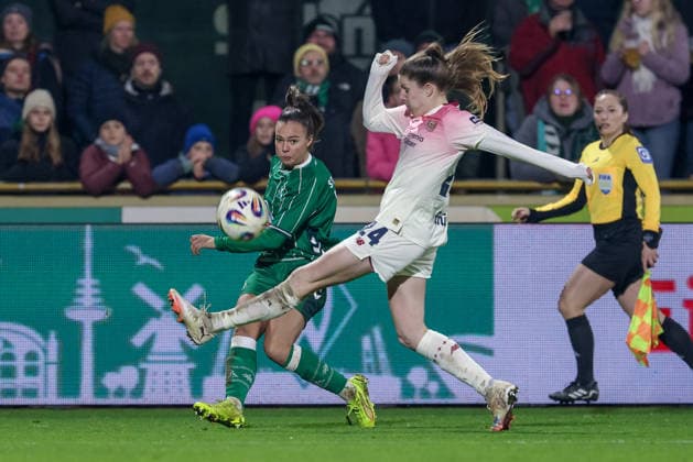 from left Maja Sternad SV Werder Bremen, 11 and Lilla Turanyi Bayer 04 Leverkusen, 24 in a duel, dynamic, action, action, game scene, THE DFB REGULATIONS PROHIBIT ANY USE OF PHOTOGRAPHS AS IMAGE SEQUENCES AND OR QUASI VIDEO , 12 12 2025, Bremen Germany , Football, Google Pixel Womens Bundesliga, SV Werder Bremen Bayer 04 Leverkusen xobx