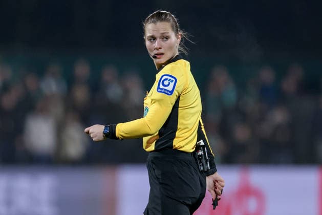 Referee Selina Menzel, THE DFB REGULATIONS PROHIBIT ANY USE OF PHOTOGRAPHS AS IMAGE SEQUENCES AND OR QUASI VIDEO , 12 12 2025, Bremen Germany , Football, Google Pixel Womens Bundesliga, SV Werder Bremen Bayer 04 Leverkusen xobx