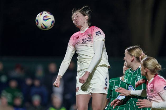 Caroline Kehrer Bayer 04 Leverkusen, 9 on header, Action, Action, Game scene, THE DFB GUIDELINES PROHIBIT ANY USE OF PHOTOGRAPHS AS IMAGE SEQUENCES AND OR QUASI VIDEO , 12 12 2025, Bremen Germany , Football, Google Pixel Women Bundesliga, SV Werder Bremen Bayer 04 Leverkusen xobx