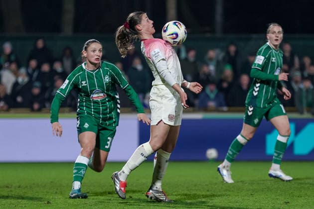 Katharina Piljic Bayer 04 Leverkusen, 6 on the ball, single image, full body, action, action, match scene, THE DFB GUIDELINES PROHIBIT ANY USE OF PHOTOGRAPHS AS IMAGE SEQUENCES AND OR QUASI VIDEO DFB REGULATIONS PROHIBIT ANY USE OF PHOTOGRAPHS AS IMAGE SEQUENCES AND OR QUASI VIDEO , 12 12 2025, Bremen Germany , Soccer, Google Pixel Womens Bundesliga, SV Werder Bremen Bayer 04 Leverkusen xobx