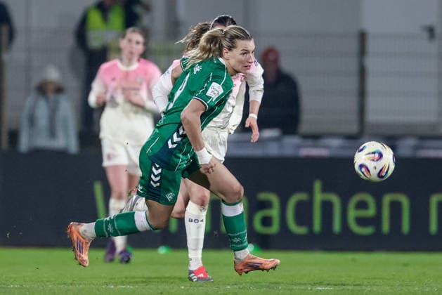Medina Desic SV Werder Bremen, 9 on the ball, single image, full body, action, action, match scene, THE DFB GUIDELINES PROHIBIT ANY USE OF PHOTOGRAPHS AS IMAGE SEQUENCES AND OR QUASI VIDEO DFB REGULATIONS PROHIBIT ANY USE OF PHOTOGRAPHS AS IMAGE SEQUENCES AND OR QUASI VIDEO , 12 12 2025, Bremen Germany , Soccer, Google Pixel Womens Bundesliga, SV Werder Bremen Bayer 04 Leverkusen xobx