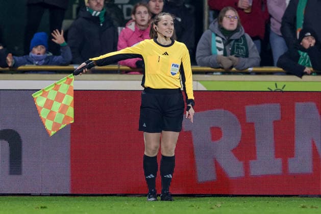 Assistant referee Melissa Joos indicates a corner kick, gives a flag signal, gives instructions, gestures, gestures with her arms, THE DFB GUIDELINES PROHIBIT ANY USE OF PHOTOGRAPHS AS IMAGE SEQUENCES AND OR QUASI VIDEO DFB REGULATIONS PROHIBIT ANY USE OF PHOTOGRAPHS AS IMAGE SEQUENCES AND OR QUASI VIDEO , 12 12 2025, Bremen Germany , Football, Google Pixel Womens Bundesliga, SV Werder Bremen Bayer 04 Leverkusen xobx