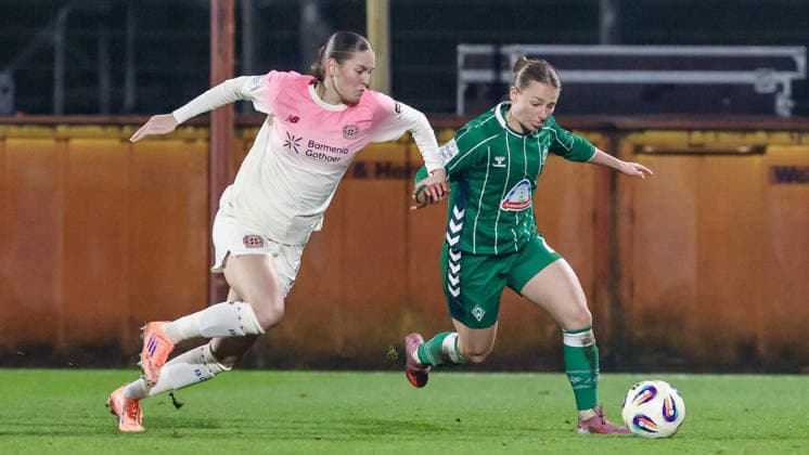 from left Valentina Mädl Bayer 04 Leverkusen, 17 and Chiara D Angelo SV Werder Bremen, 2 in a duel, dynamic, action, game scene, THE DFB REGULATIONS PROHIBIT ANY USE OF PHOTOGRAPHS AS IMAGE SEQUENCES AND OR QUASI VIDEO , 12 12 2025, Bremen Germany , Football, Google Pixel Womens Bundesliga, SV Werder Bremen Bayer 04 Leverkusen xobx