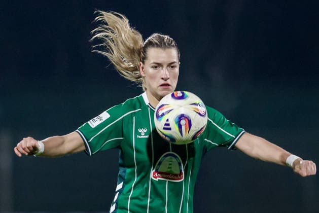 Medina Desic SV Werder Bremen, 9 on the ball, single image, full body, action, action scene, portrait, close-up, single photo, single image, THE DFB REGULATIONS PROHIBIT ANY USE OF PHOTOGRAPHS AS IMAGE SEQUENCES AND OR QUASI VIDEO , 12 12 2025, Bremen Germany , Football, Google Pixel Womens Bundesliga, SV Werder Bremen Bayer 04 Leverkusen xobx