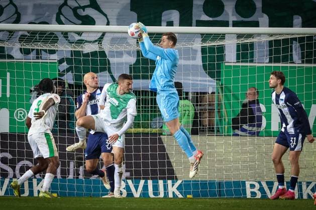 Tjark Ernst 1 Hertha BSC Berlin crosses the ball, with Noel Futkeu 9 Spvgg Greuther Fuerth , Philipp Ziereis 4 Spvgg Greuther Fuerth , Toni Leistner 37 Hertha BSC Berlin and Marton Dardai 31 Hertha BSC Berlin , Spvgg Greuther Fuerth vs Hertha BSC Berlin, Football, 2 Bundesliga, DFL, Saison 2025 2026, Hinrunde, 16 Spieltag, 12 12 2025 DFB regulations prohibit any use of photographs as image sequences and or quasi video Fuerth Bayern Germany Copyright: xkolbert-press MartinxAgüerax