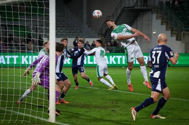 Reno Muenz 5 Spvgg Greuther Fuerth klaert eine Flanke per Kopf, Aktion, mit Toni Leistner 37 Hertha BSC Berlin , Spvgg Greuther Fuerth vs Hertha BSC Berlin, Fußball, 2 Bundesliga, DFL, Saison 2025 2026, Hinrunde, 16 Spieltag, 12 12 2025 DFB regulations prohibit any use of photographs as image sequences and or quasi video Fuerth Bayern Deutschland Copyright: xkolbert-press MartinxAgüerax
