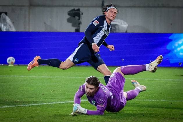 Fabian Reese 11 Hertha BSC Berlin scores to make it 1-0 and turns to celebrate while the beaten Timo Schlieck 21 Spvgg Greuther Fuerth vs Hertha BSC Berlin, Football, 2 Bundesliga, DFL, Season 2025 2026, Hinrunde, 16 Matchday, 12 12 2025 DFB regulations prohibit any use of photographs as image sequences and or quasi video Fuerth Bayern Germany Copyright: xkolbert-press MartinxAgüerax
